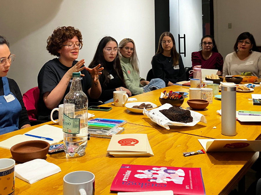 Grupo de mujeres reunidas en torno a una mesa durante el taller “Leer y pensar juntas”