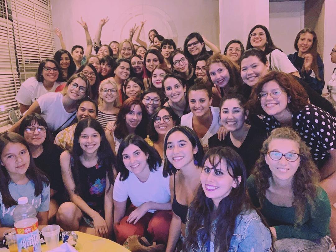 Grupo de mujeres jóvenes reunidas durante el taller “Introducción a los feminismos”.