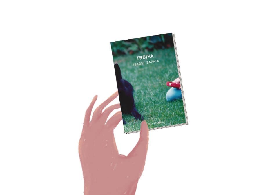 una mano sosteniendo el libro "Troika"