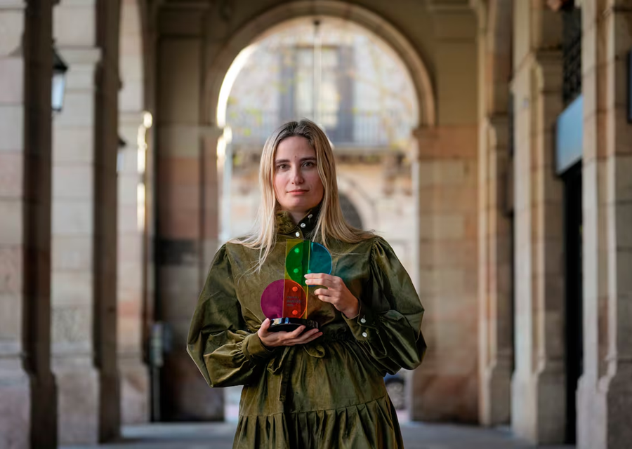 Tamara Tenenbaum sostiene el trofeo del Premio Paidós 2025