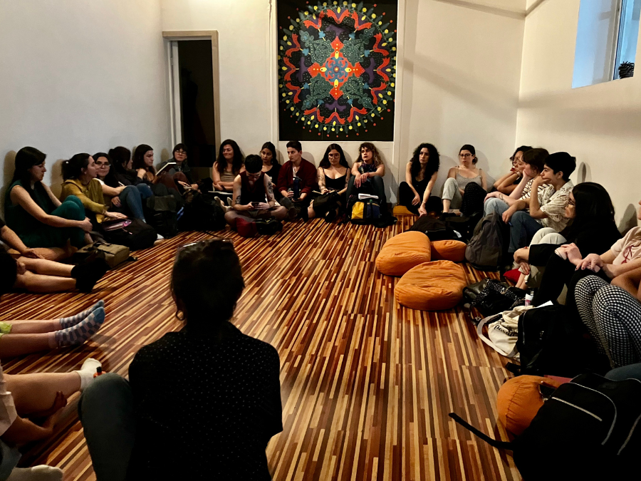 Personas reunidas en círculo durante el taller “Feminismo islámico”