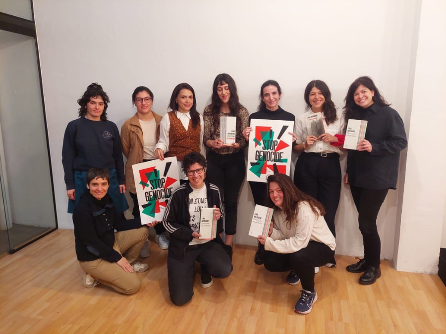 Grupo de personas posa con libros y afiches del taller “Volverse Palestina”